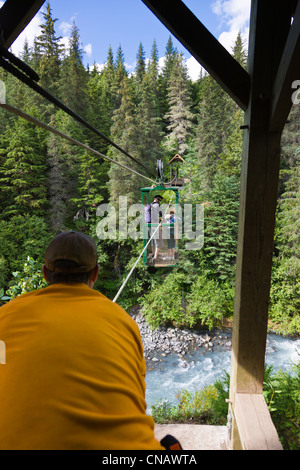 Man zieht Wanderer über die Hand-Straßenbahn Gewinner Creek in der Nähe von Girdwood, Alaska Yunan, Sommer Stockfoto