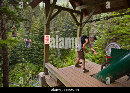 Wanderer, die immer bereit, die Hand-Straßenbahn über Gewinner Creek in der Nähe von Girdwood, Alaska Yunan, Sommer Stockfoto