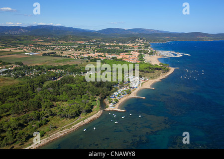 Frankreich, Var, Rade d'Hyeres, La Londe Les Maures, Strand Pansard, Maures Berge im Hintergrund (Luftbild) Stockfoto