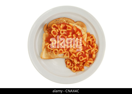 Des Kindes Mahlzeit Alphabet Spaghetti auf Toast auf einem Teller isoliert gegen weiß Stockfoto