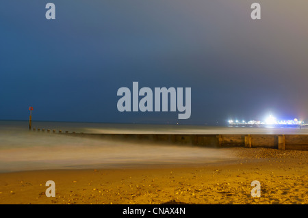 Wellen am Strand in der Nacht Rollen Stockfoto