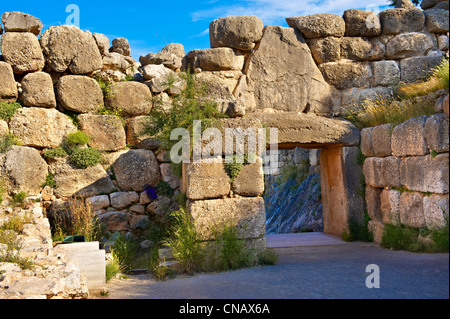 Mykene Lion Tor & Zitadelle Wände in 1350 v. Chr. gebaut und seinen Stil zyklopischen Mauern aufgrund der enormen Größe der Blöcke. Griechenland Stockfoto