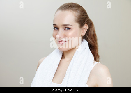 Frau mit Handtuch um den Hals Stockfoto