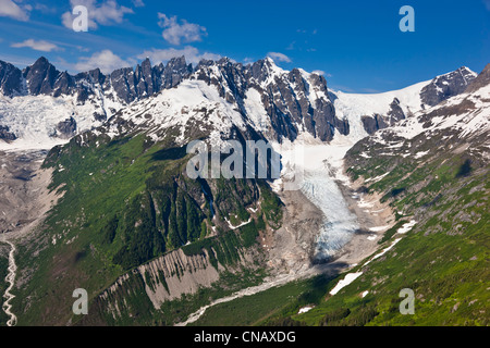 Luftaufnahme von einem ungenannten Gletscher und Oberlauf des Nourse im Küstengebirge nördlich von Skagway, Alaska, Summmer Stockfoto