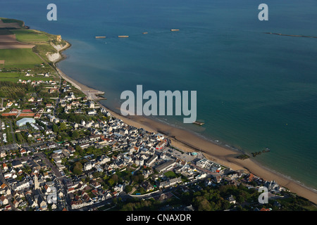 Frankreich, Calvados, Arromanches-Les-Bains, Maulbeeren bleibt der Port Winston im Hintergrund (Luftbild) Stockfoto