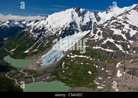 Luftaufnahme von einem ungenannten Gletscher und Oberlauf des Nourse im Küstengebirge nördlich von Skagway, Alaska, Summmer Stockfoto