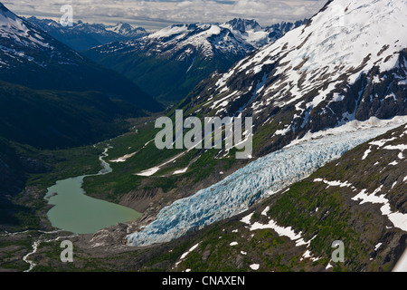 Luftaufnahme von einem ungenannten Gletscher und Oberlauf des Nourse im Küstengebirge nördlich von Skagway, Alaska, Summmer Stockfoto