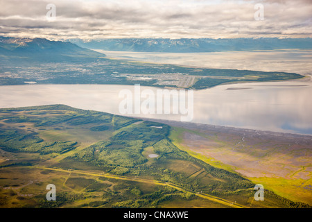 Luftbild von Knik Arm und Anchorage-Schüssel von den oben genannten Zustand Susitna Wohnungen Spiel Zuflucht, Yunan Alaska, Sommer Stockfoto