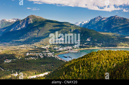 Luftaufnahme der Stadt Haines von oben Chilkoot Inlet, Takshanuk und küstennahen Berge im Hintergrund, Alaska Stockfoto