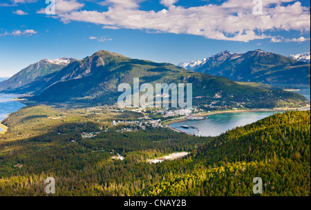 Luftaufnahme der Stadt Haines von oben Chilkoot Inlet, Takshanuk und küstennahen Berge im Hintergrund, Alaska Stockfoto