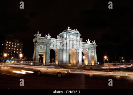 Puerta de Alcala beleuchtet nachts Stockfoto