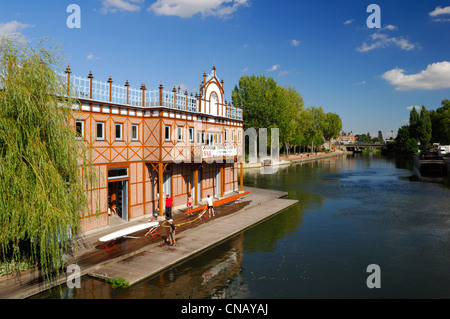 Frankreich, Somme, Amiens, Rudern Schule, Reinigung der Boote am Ufer Stockfoto