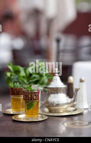 Glas Pfefferminztee auf Tisch Stockfoto