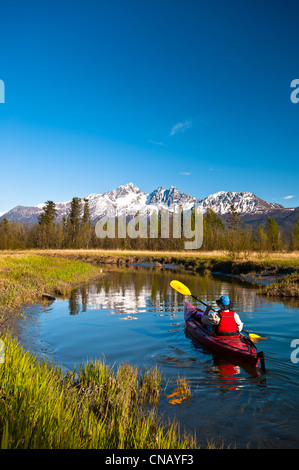 Ein Mann Kajak auf Kaninchen Slough in Palmer Heuhaufen Wohnungen Wildlife Refuge, Matanuska-Susitna Valley, Alaska Stockfoto