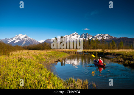 Ein Mann Kajak auf Kaninchen Slough in Palmer Heuhaufen Wohnungen Wildlife Refuge, Matanuska-Susitna Valley, Alaska Stockfoto