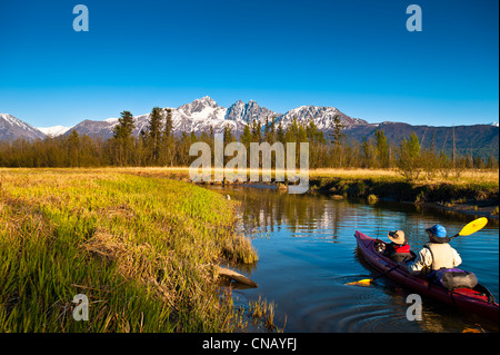 Vater und Sohn auf Kaninchen Slough in Palmer Heuhaufen Wohnungen Wildlife Refuge, Matanuska-Susitna Valley, Alaska Kajak Stockfoto