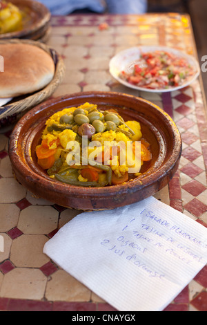 Schüssel mit Tajine am Tisch im restaurant Stockfoto