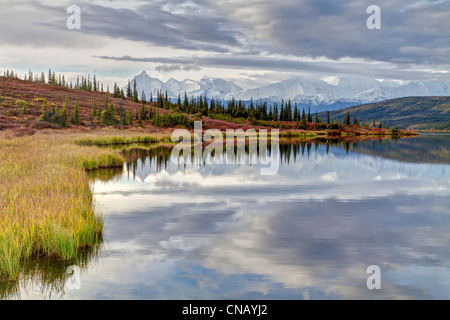 Scenic der Wonder Lake mit Schnee bedeckt, Mt. Brooks und die Alaska Range im Hintergrund, Denali National Park, Alaska, HDR Stockfoto