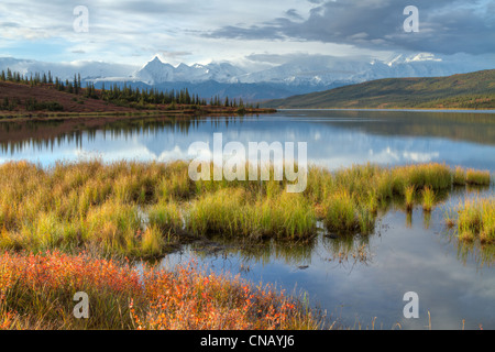 Wonder Lake mit Schnee bedeckt, Mt. Brooks, Mt. McKinley und die Alaska Range im Hintergrund, Denali-Nationalpark, Alaska Stockfoto