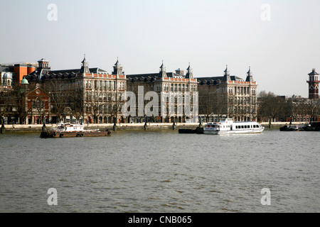 Blick über die Themse, St Thomas's Hospital auf Albert Embankment, Lambeth, UK Stockfoto