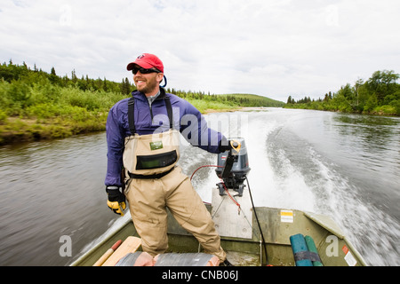 Sportfischen Reiseführer Antriebe angetrieben Skiff am Fluss Koktuli in der Bristol Bay, Südwest-Alaska, Sommer Stockfoto