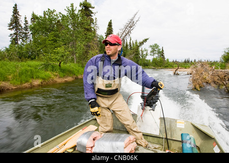 Sportfischen Reiseführer Antriebe angetrieben Skiff am Fluss Koktuli in der Bristol Bay, Südwest-Alaska, Sommer Stockfoto