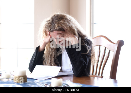 Frau besorgt über Rechnungen und Schulden und Abschottung Stockfoto