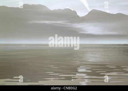 Stilles Wasser am Sandstrand Stockfoto