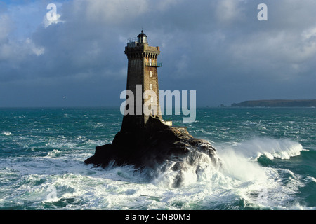 Frankreich, Finistere, Iroise-See, Pointe du Raz, Raz de Sein, La Vieille Leuchtturm (Luftbild) Stockfoto