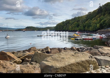 Angelboote/Fischerboote im Hafen von Tobermory, Isle of Mull, Schottland an einem hellen Tag aufgenommen Stockfoto