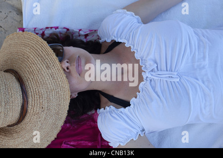 Frau, entspannend auf Decke Stockfoto