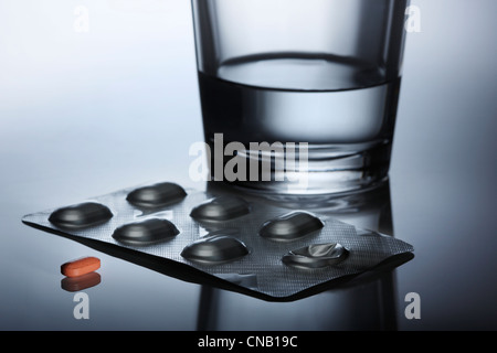 Pille mit Blisterpackung und Wasser Stockfoto