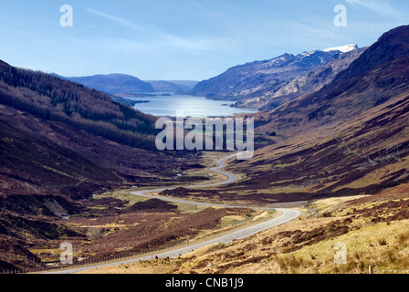 Der gewundene Bealach na Bà RD, auch Applecross Pass von der A832 in Glen Docherty, Applecross Peninsula, Schottland. Nach Kinlochewe und Loch Maree Stockfoto