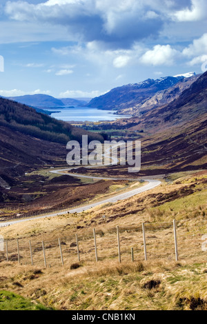 Der gewundene Bealach na Bà RD, auch Applecross Pass von der A832 in Glen Docherty, Applecross Peninsula, Schottland. Nach Kinlochewe und Loch Maree Stockfoto