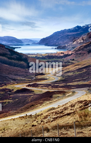 Atemberaubender Aussichtspunkt auf die gewundene Bealach na Bà Rd aus den A832 Jahren in Glen Docherty, Halbinsel Applecross, Schottland. Auf Kinlochewe und Loch Maree Stockfoto