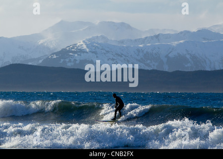 Surfen an der Küste im Winter mit im Hintergrund, Eagle Beach, südöstlichen Alaska Chilkat Mann Stockfoto