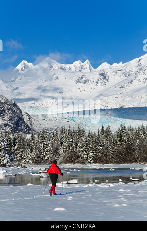 Person-Langlaufen in einer Winterlandschaft am Mendenhall River, Tongass National Forest, Alaska Stockfoto