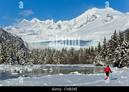 Person-Langlaufen in einer Winterlandschaft am Mendenhall River, Tongass National Forest, Alaska Stockfoto