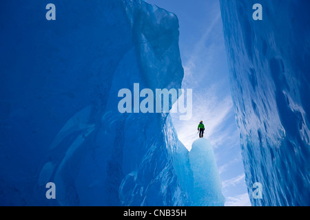 Ein Eiskletterer Umfragen eine breite Gletscherspalte aus Mendenhall-Gletscher, Juneau, südöstlichen Alaska, Winter Stockfoto