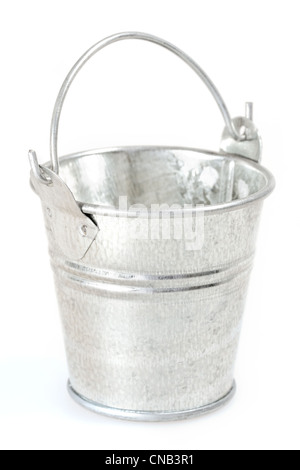 Leeren Stahl Eimer über weiß Stockfoto