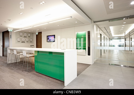 grünes Glaswand Treffen Raum Stadt Büro bank Stockfoto