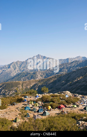 Frankreich, Haute Corse, Wandern auf dem GR 20, Biwak in der Nähe von Petra Piana-Hütte (1842m) und dem Monte d ' Oro im Hintergrund (2389m) Stockfoto