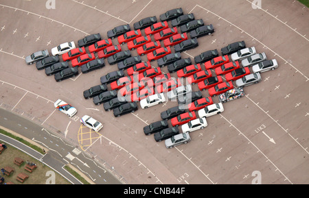 Luftbild der BMW-Fahrzeuge der M-Serie, die für einen Werbestunt auf der Rennstrecke in Gaydon arrangiert wurden Stockfoto