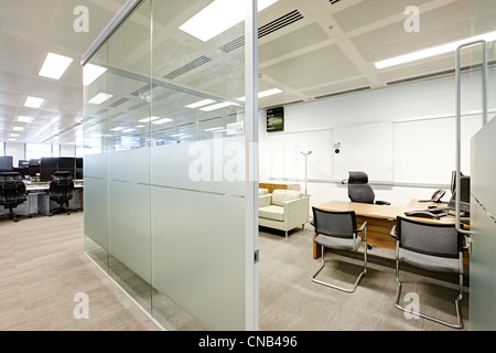 Büro Handel Boden Vorgesetzten Glas Wand treffen Stockfoto