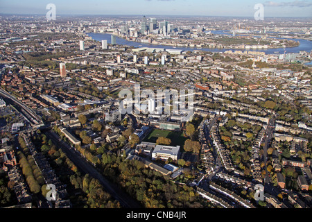 Luftaufnahme des Goldsmiths College in London mit der Isle of Dogs im Hintergrund Stockfoto