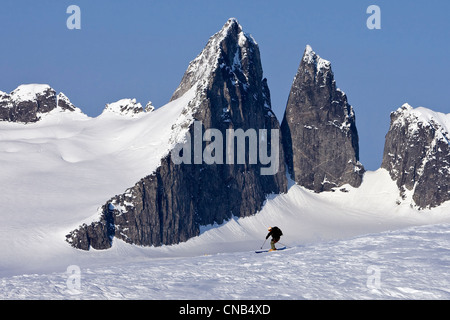 Alpin-Skifahrer auf den Juneau Eisfeld mit Rhino Peak im Hintergrund, Juneau, Alaska Southeast, Winter Stockfoto