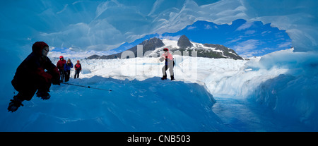 Gletscher-Wanderer stehen in einer blauen Eishöhle am Mendenhall-Gletscher, Juneau, südöstlichen Alaska, Sommer Stockfoto