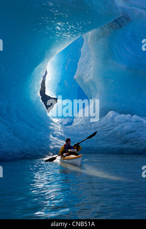 Kajakfahrer Meer am Mendenhall Lake mit großen blauen Eisberg im Hintergrund, südöstlichen Alaska, Sommer Stockfoto