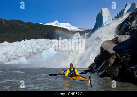 Kajakfahrer Meer am Mendenhall Lake mit Mendenhall-Gletscher und Nugget fällt im Hintergrund, südöstlichen Alaska, Sommer Stockfoto