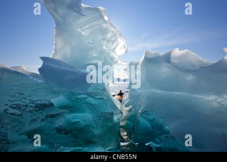 Sea Kayaker sieht große Eisberge in Stephens Passage, Tracy Arm-Fords Terror Wildnis, Inside Passage, Alaska Stockfoto